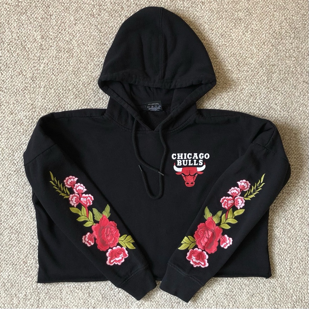 Chicago Bulls UNK Women’s Rose Floral Cropped Hoodie XS